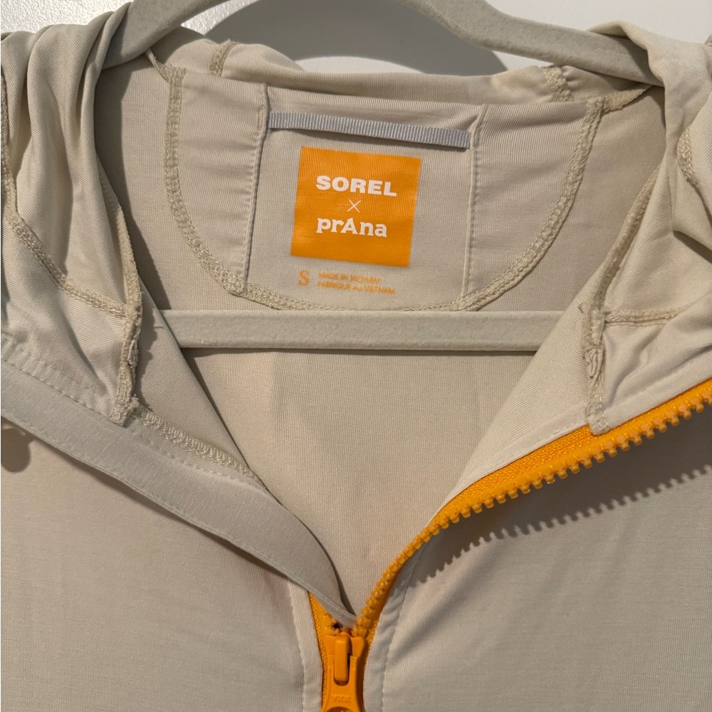Prana x Sorel Beige, Olive & Black Colorblock Half-Zip Hoodie - Picture 2 of 3